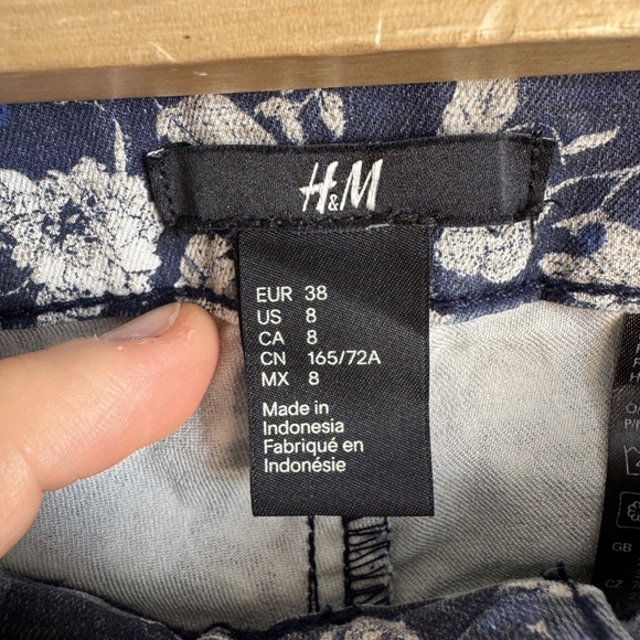 H&M Women's Abstract Floral Stretchy Low Rise Jeans Navy Size 8 Summer Festivals - Picture 4 of 12